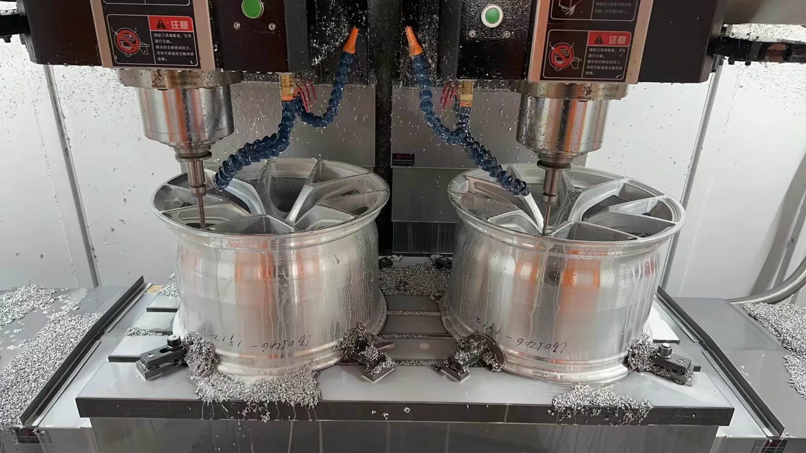 เครื่อง CNC กำลังกลึงล้อ Forged สองวงพร้อมกัน