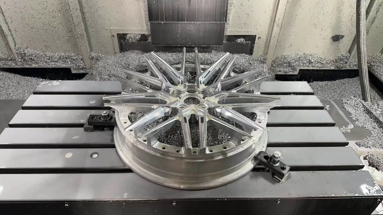 ล้อ Forged กำลังผ่านการกลึง CNC เพื่อเก็บรายละเอียดของก้านล้อ