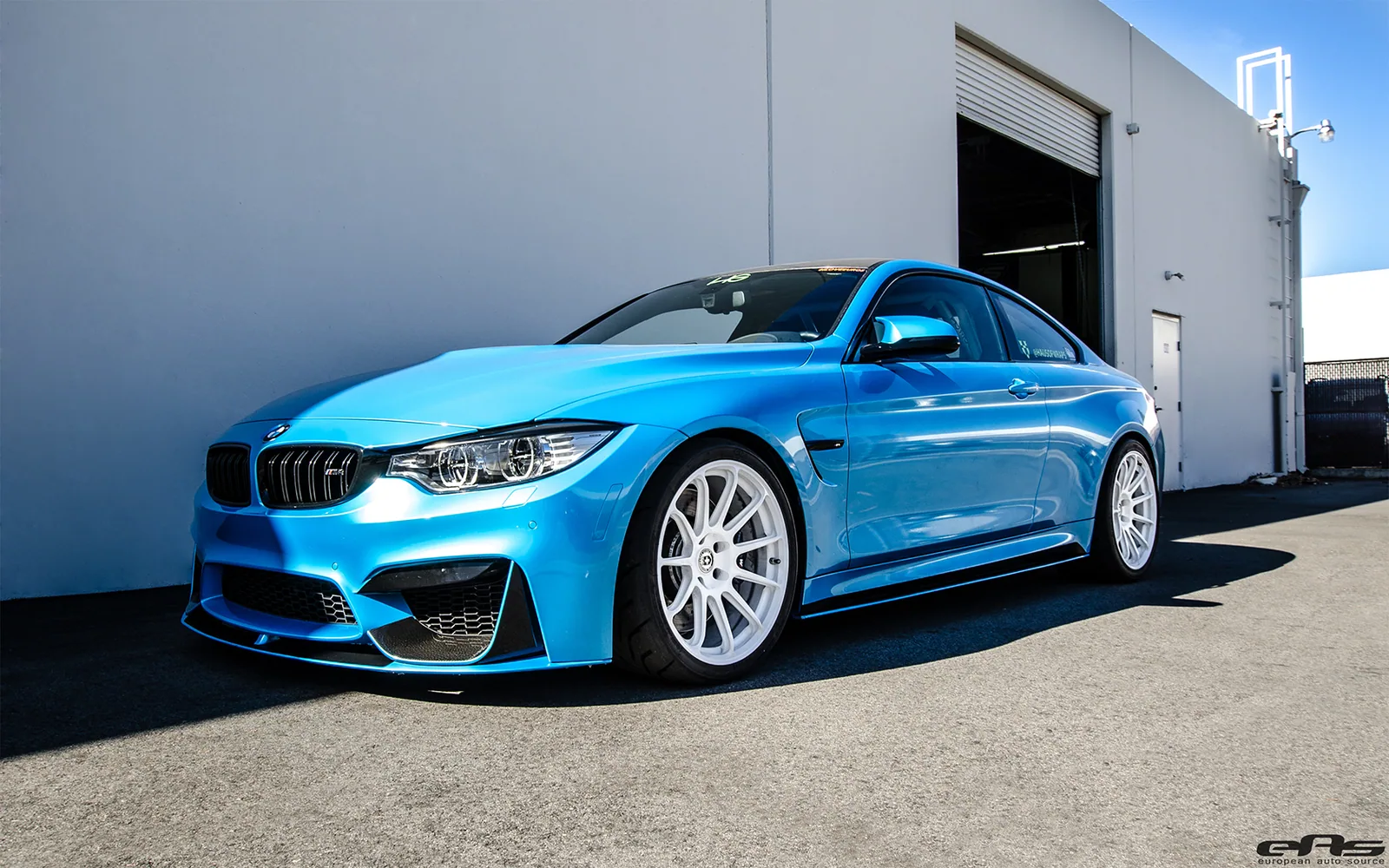 BMW F82 M4 สีฟ้าติดตั้งล้อแม็กสีขาวสไตล์สปอร์ต