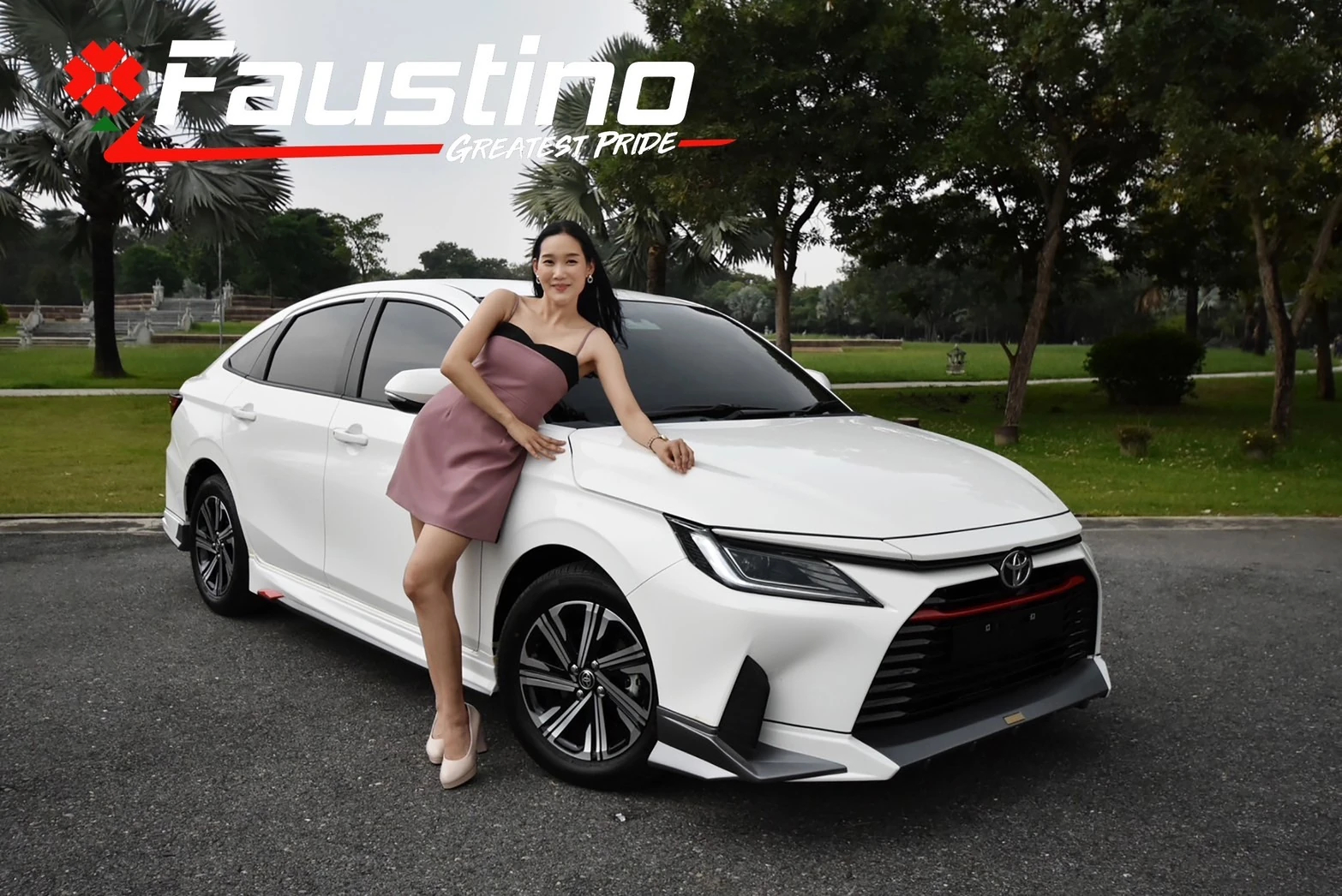Toyota Yaris ATIV 2022 มุมเฉียงหน้าพร้อมนางแบบ แสดงแนวสเกิร์ตหน้า Faustino