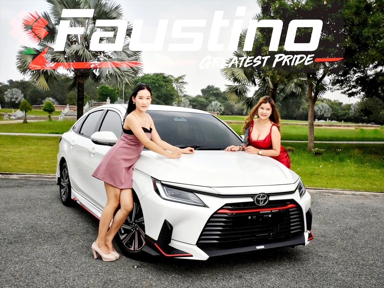 Toyota Yaris ATIV 2022 สีขาวมุมเฉียงหน้า พร้อมนางแบบสองคนและชุดแต่ง Faustino