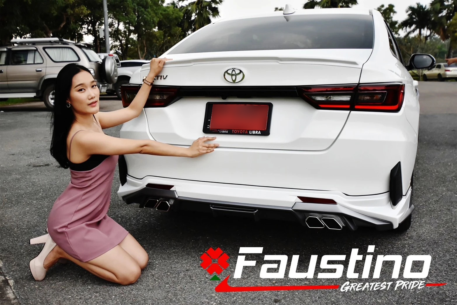 Toyota Yaris ATIV 2022 มุมท้ายพร้อมนางแบบ แสดงกรอบเหลี่ยมบริเวณสเกิร์ตหลัง Faustino