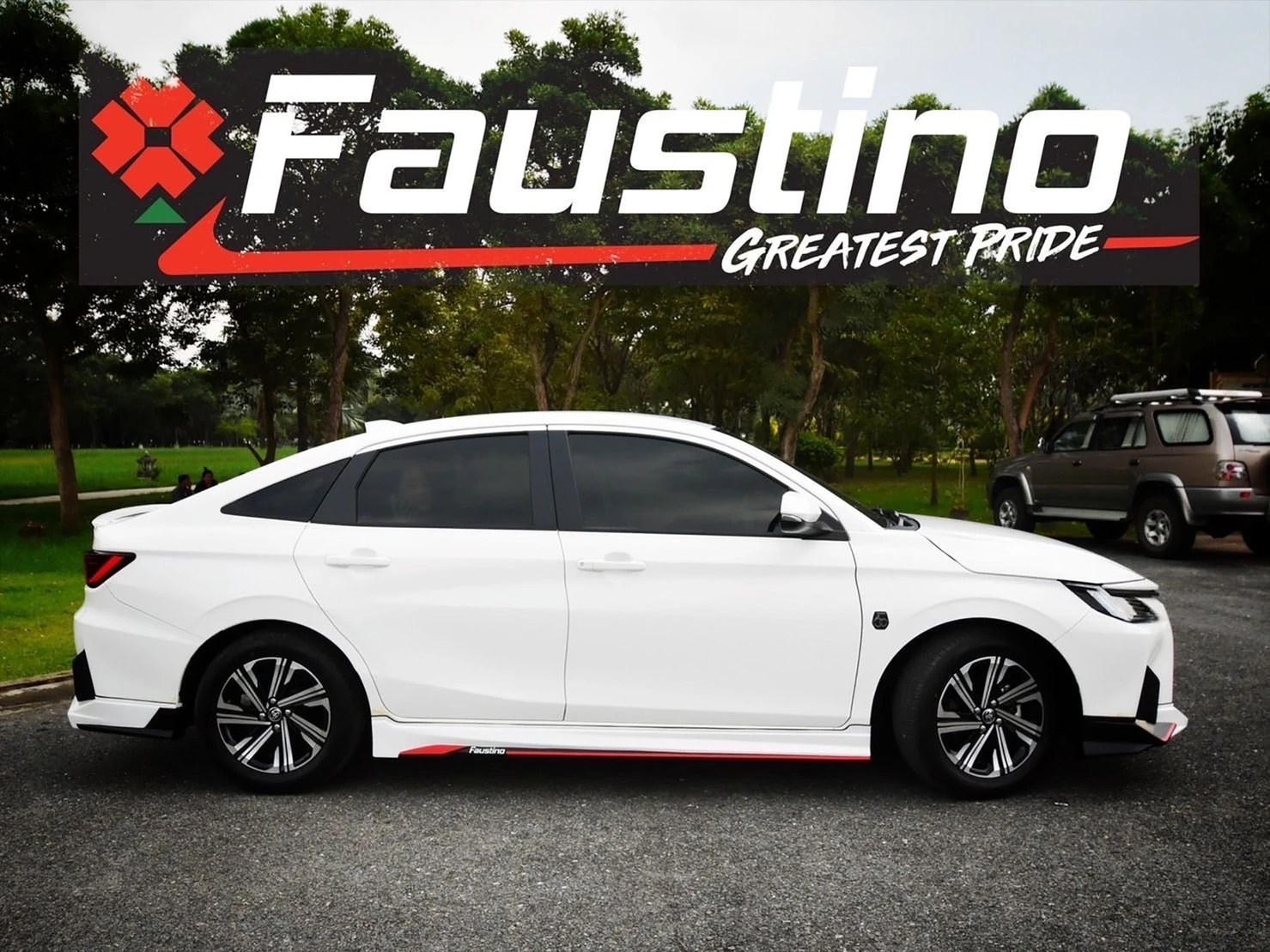 Toyota Yaris ATIV 2022 ด้านข้าง แสดงแนวสเกิร์ต Faustino ใต้ประตู