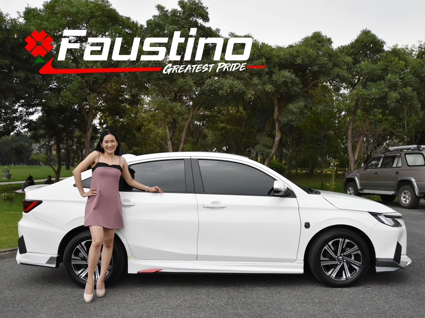 Toyota Yaris ATIV 2022 ด้านข้างพร้อมนางแบบ แสดงสเกิร์ตข้าง Faustino