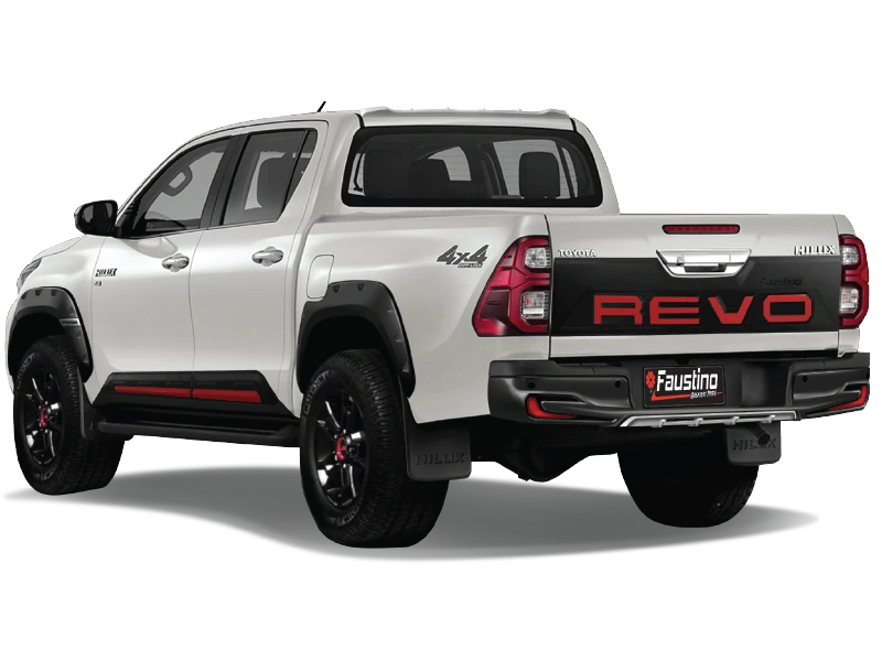 Toyota Hilux Revo Prerunner สีขาวมุมเฉียงท้าย เห็นกาบฝาท้ายตัวอักษร REVO สีแดงและกรอบซุ้มล้อ