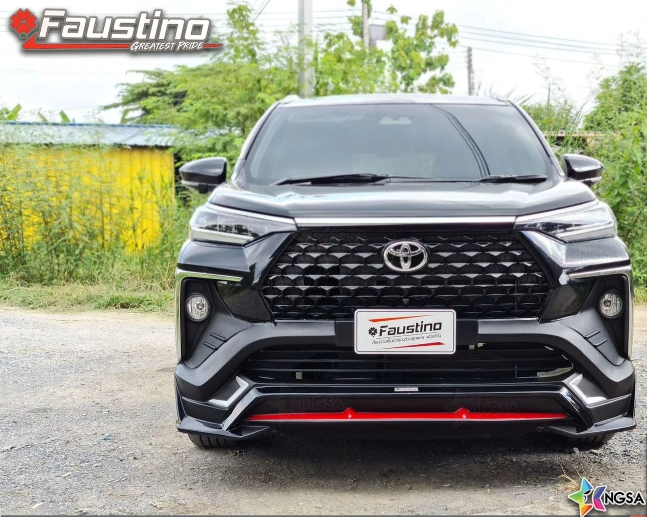 Toyota Veloz สีดำมุมหน้าตรง แสดงสเกิร์ตหน้า Faustino ขอบเงินตัดแดง