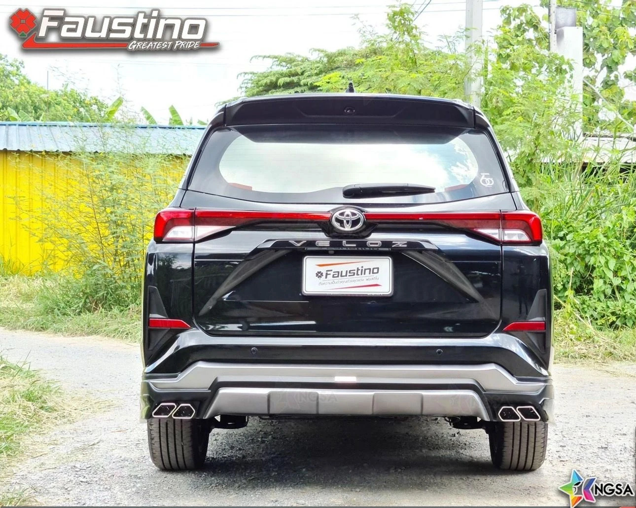 Toyota Veloz สีดำมุมท้ายตรง แสดงสเกิร์ตหลัง Faustino แผงสีเงิน