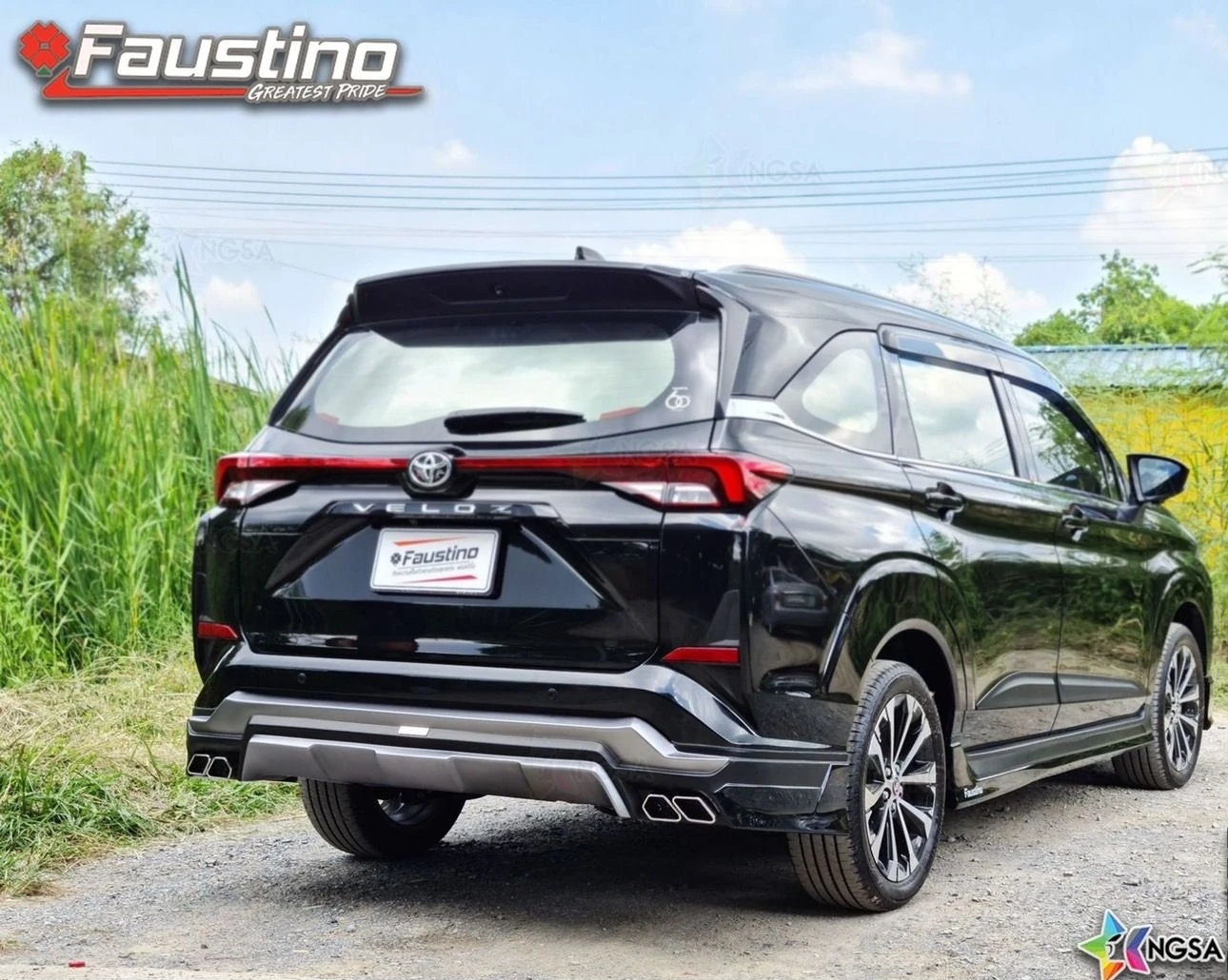 Toyota Veloz สีดำมุมเฉียงท้าย แสดงแนวสเกิร์ตหลังและข้าง Faustino