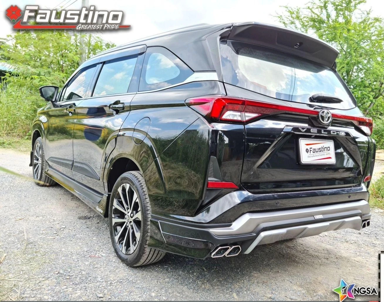 Toyota Veloz มุมเฉียงท้ายอีกด้าน แสดงแนวสเกิร์ต Faustino รอบมุมกันชน