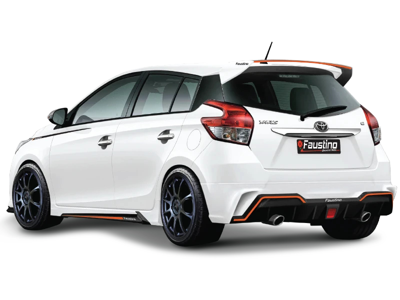 Yaris Faustino สีขาวมุมเฉียงท้าย เห็นสปอยเลอร์และขอบสเกิร์ตหลัง