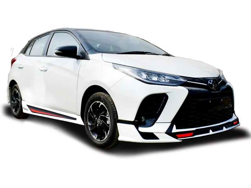Toyota Yaris สีขาวมุมเฉียงหน้า พร้อมสเกิร์ต Faustino Sport 2021 ลายดำแดง