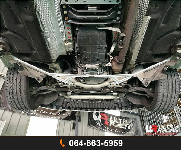 ค้ำตัวถังล่างหน้า Ultra Racing URTW-LA4-3328 MERCEDES-BENZ W212