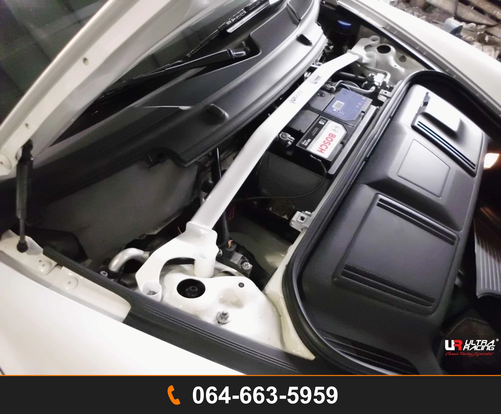 ค้ำโช้คหน้า Ultra Racing UR-TW2-1860 PORSCHE CAYMAN