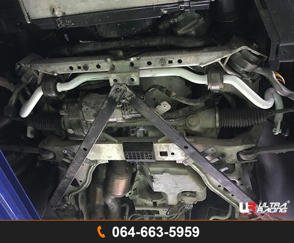 กันโคลงหน้า Ultra Racing URKR-AF27-469 BMW E89